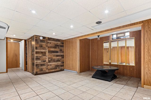 1015 E FAIROAKS Avenue, Peoria, IL 61603