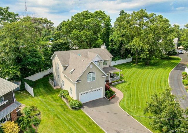 24 Ridge Court, Hauppauge, NY 11788