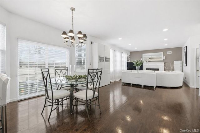 24 Ridge Court, Hauppauge, NY 11788