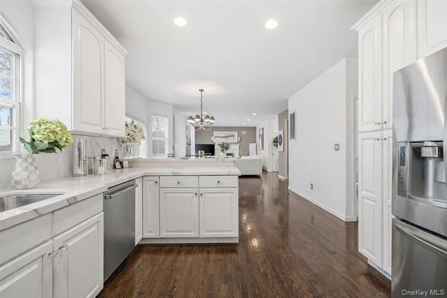 24 Ridge Court, Hauppauge, NY 11788