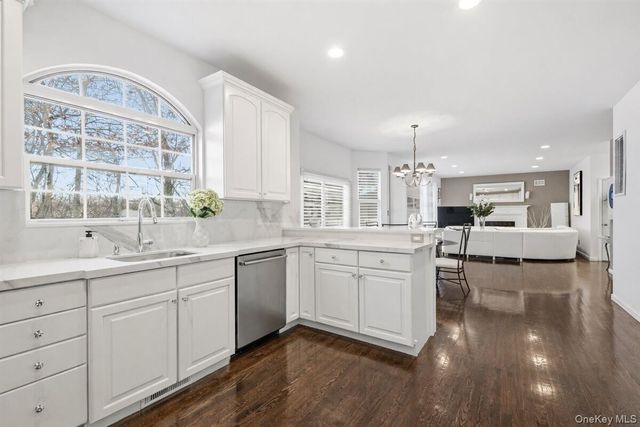 24 Ridge Court, Hauppauge, NY 11788