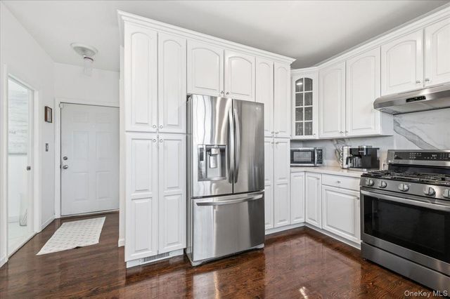 24 Ridge Court, Hauppauge, NY 11788