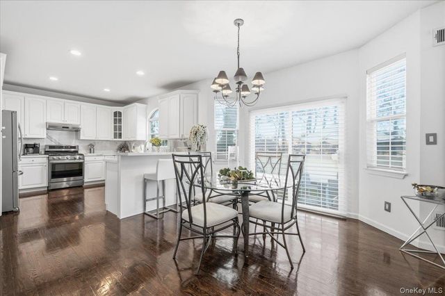 24 Ridge Court, Hauppauge, NY 11788