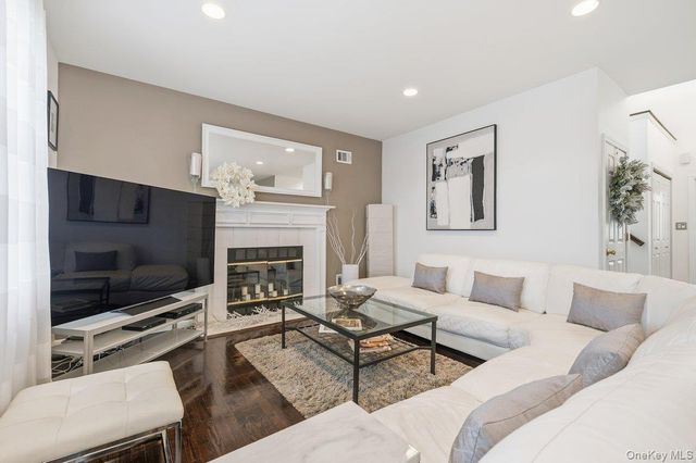 24 Ridge Court, Hauppauge, NY 11788