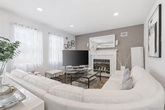 24 Ridge Court, Hauppauge, NY 11788