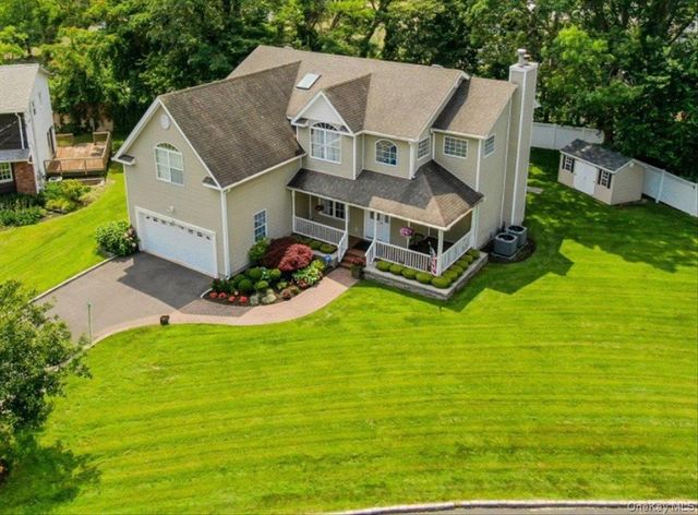 24 Ridge Court, Hauppauge, NY 11788