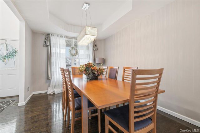 24 Ridge Court, Hauppauge, NY 11788