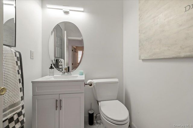 24 Ridge Court, Hauppauge, NY 11788