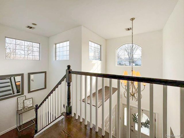 24 Ridge Court, Hauppauge, NY 11788