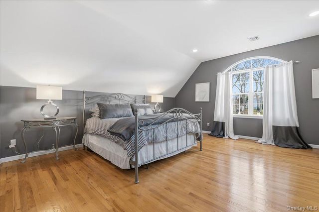 24 Ridge Court, Hauppauge, NY 11788