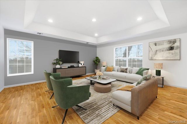 24 Ridge Court, Hauppauge, NY 11788