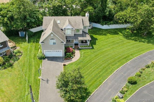 24 Ridge Court, Hauppauge, NY 11788