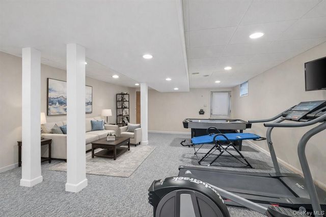 24 Ridge Court, Hauppauge, NY 11788