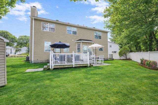 24 Ridge Court, Hauppauge, NY 11788