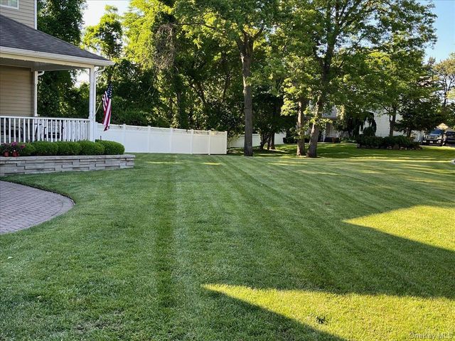 24 Ridge Court, Hauppauge, NY 11788