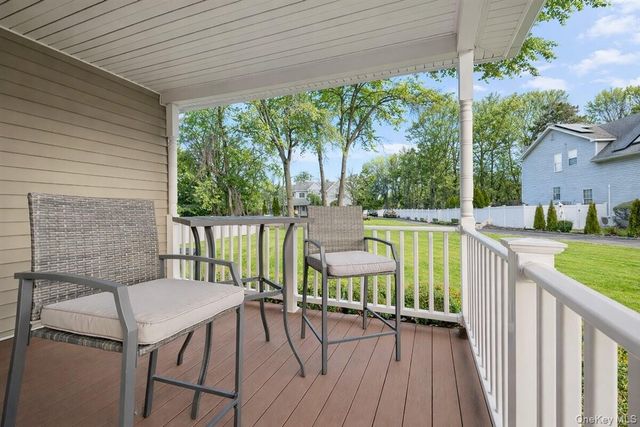 24 Ridge Court, Hauppauge, NY 11788