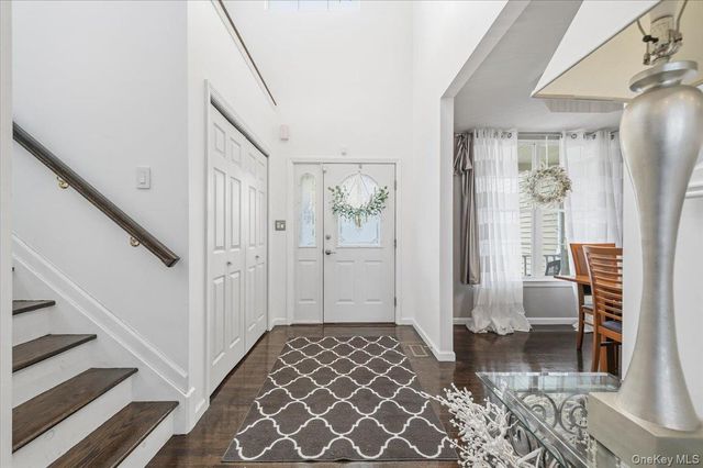 24 Ridge Court, Hauppauge, NY 11788