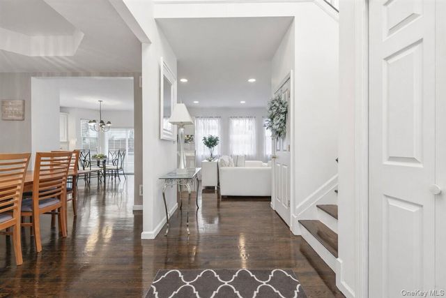 24 Ridge Court, Hauppauge, NY 11788