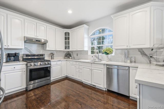 24 Ridge Court, Hauppauge, NY 11788