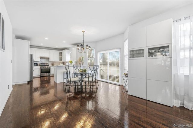 24 Ridge Court, Hauppauge, NY 11788