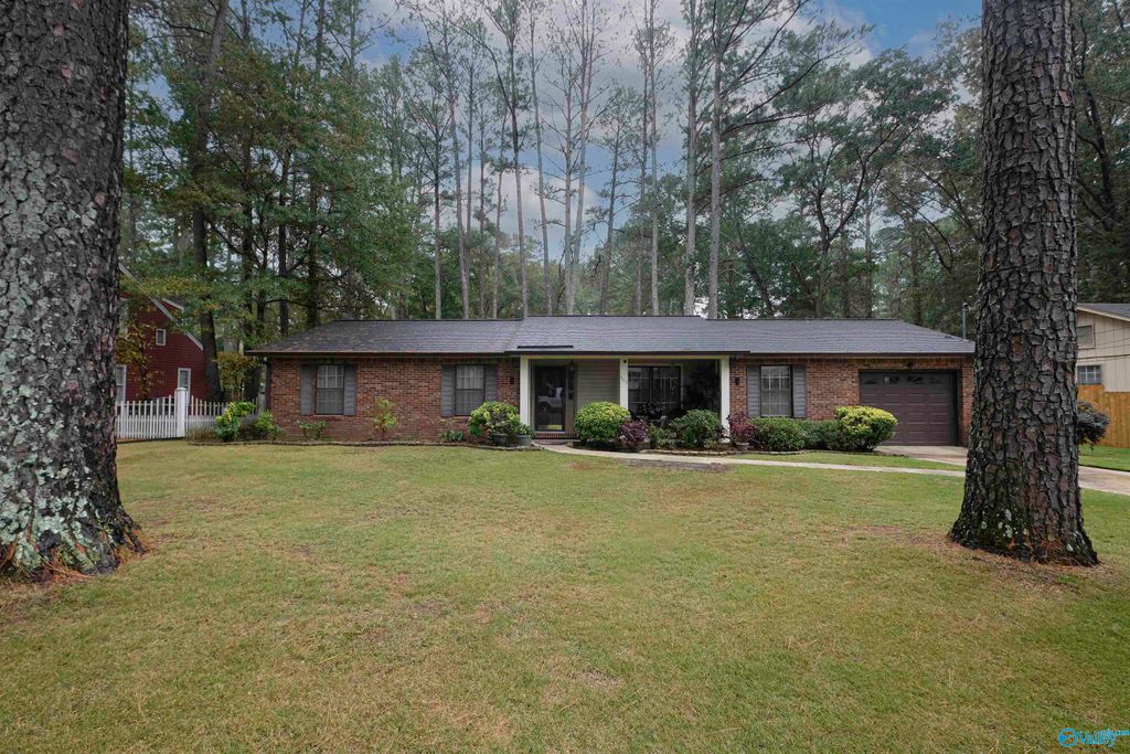 803 Long Bow Drive SW, Decatur, AL 35603