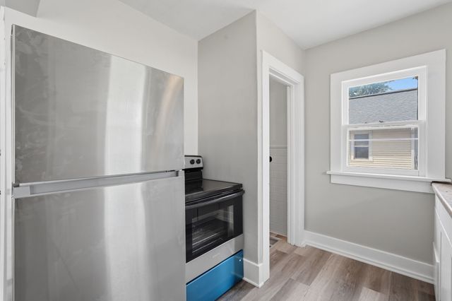 2554 E Grand Avenue, Des Moines, IA 50317
