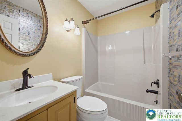 9 Kensington Circle, Allen Twp, PA 18067