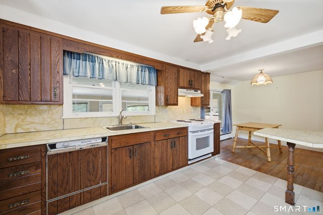 15 Lin Sal Street, Windsor Locks, CT 06096