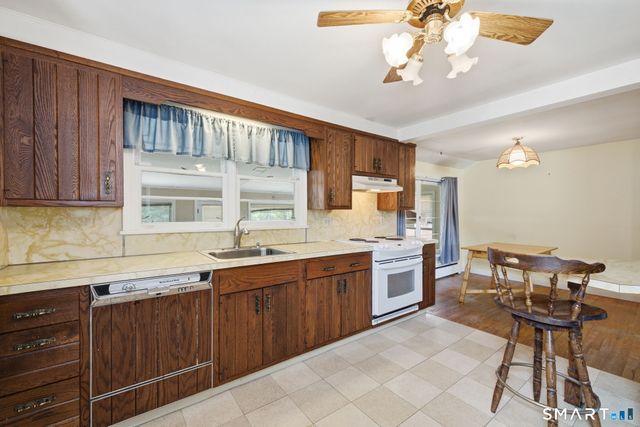 15 Lin Sal Street, Windsor Locks, CT 06096