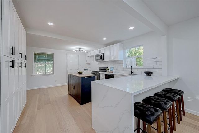 2414 Walnut Bend Lane, Houston, TX 77042