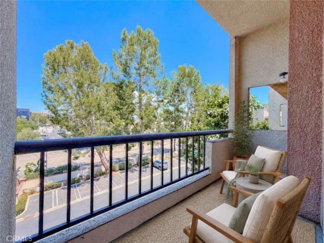 21500 Burbank 328, Woodland Hills, CA 91367
