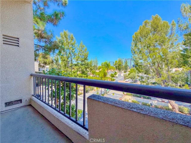 21500 Burbank 328, Woodland Hills, CA 91367