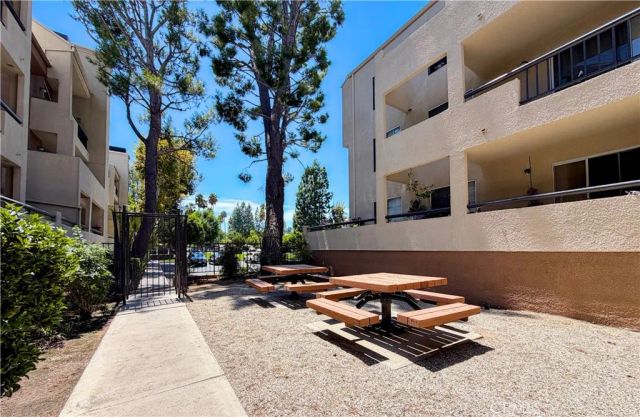 21500 Burbank 328, Woodland Hills, CA 91367
