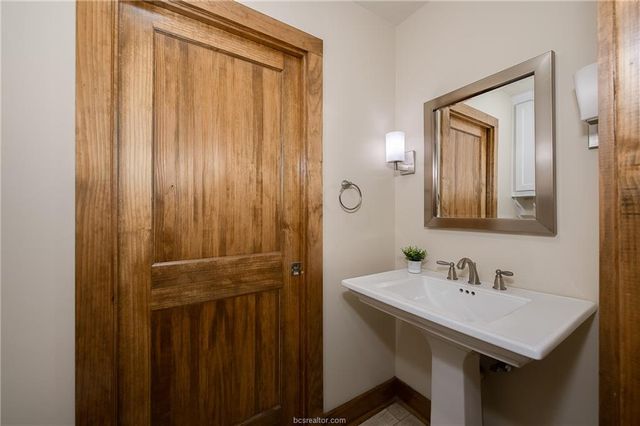 2302 Quail Run, College Station, TX 77845