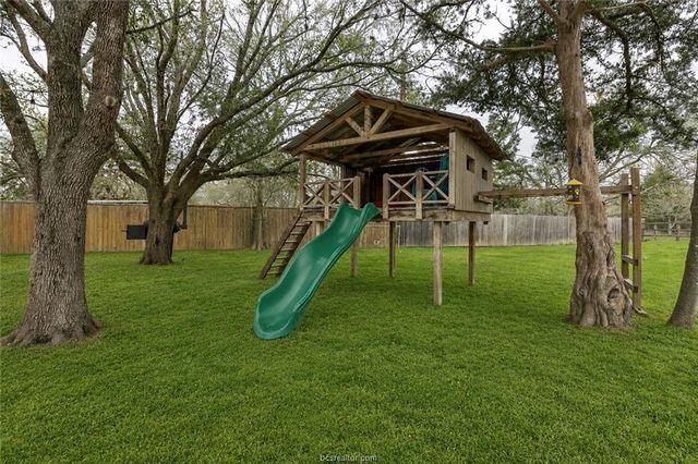 2302 Quail Run, College Station, TX 77845