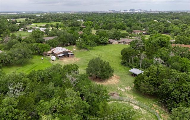 2302 Quail Run, College Station, TX 77845