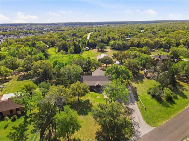 2302 Quail Run, College Station, TX 77845
