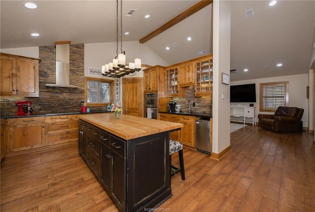 2302 Quail Run, College Station, TX 77845