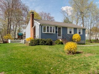 11 Holly Dr, Norwood, MA 02062