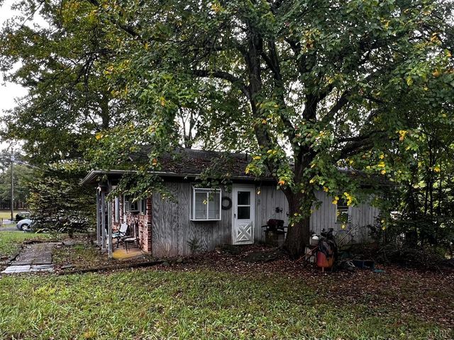 6069 Dews Road, Hurt, VA 24563