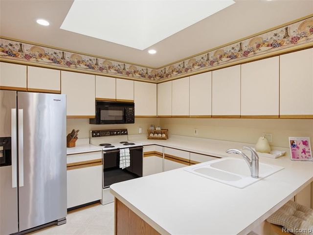 2195 London Bridge Drive, Rochester Hills, MI 48307