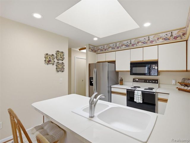 2195 London Bridge Drive, Rochester Hills, MI 48307