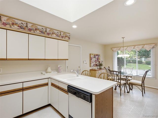 2195 London Bridge Drive, Rochester Hills, MI 48307