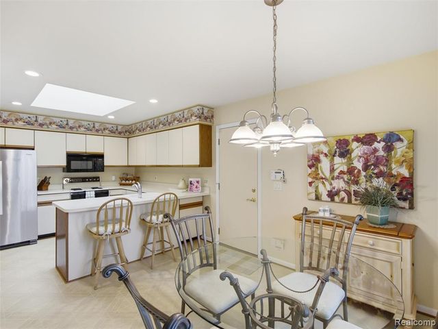 2195 London Bridge Drive, Rochester Hills, MI 48307