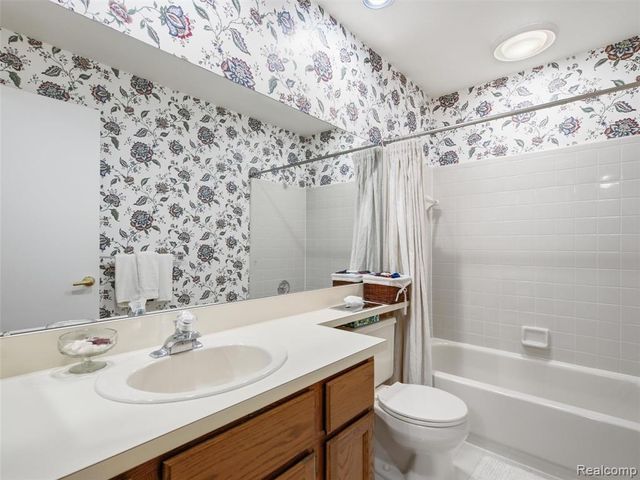 2195 London Bridge Drive, Rochester Hills, MI 48307