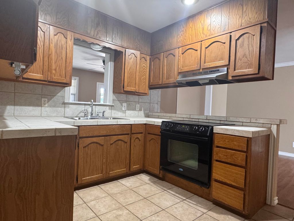 Image 10 of property listing at 2102 Live Oak Street, San Angelo, TX 76901