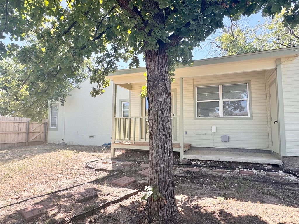 Image 11 of property listing at 2102 Live Oak Street, San Angelo, TX 76901