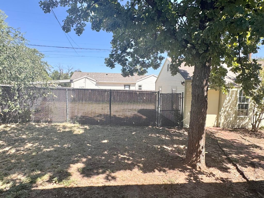 Image 12 of property listing at 2102 Live Oak Street, San Angelo, TX 76901