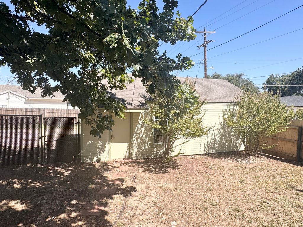 Image 13 of property listing at 2102 Live Oak Street, San Angelo, TX 76901