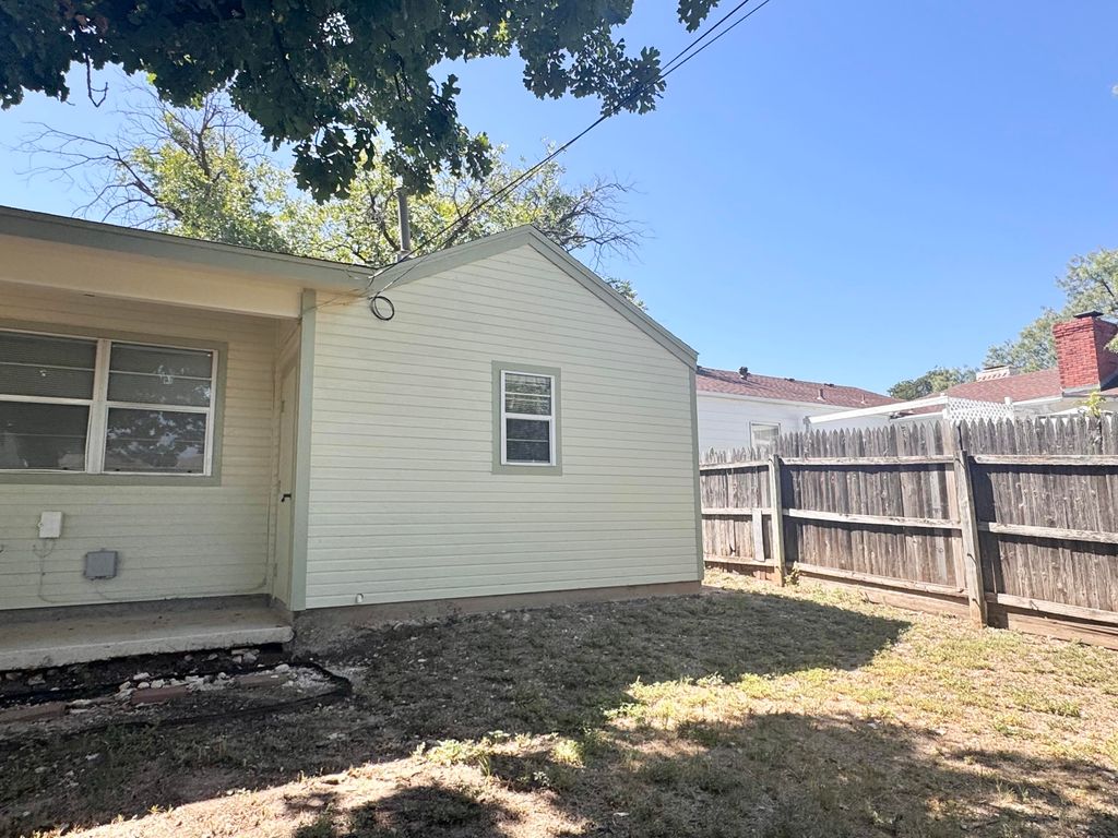 Image 14 of property listing at 2102 Live Oak Street, San Angelo, TX 76901